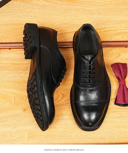 Vue rapprochée de chaussures Richelieu en cuir noir avec montage Goodyear fait main