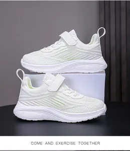 Παιδικά αναπνεύσιμα sneakers fly-knit με λουράκια Velcro σε λευκό και ανοιχτό πράσινο
