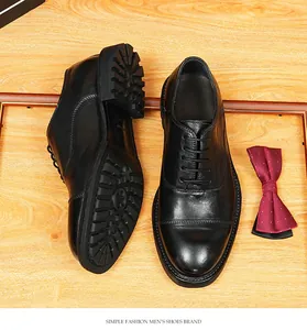 Gros plan sur les chaussures Oxford pour hommes en cuir de cheval noir