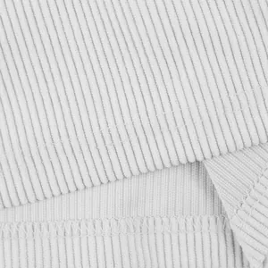 Détail macro montrant la texture du tissu côtelé de haute qualité des shorts décontractés
