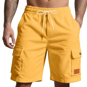 Detailansicht der gelben Cord-Cargo-Shorts für Herren mit Stoffstruktur und Kordelzug.