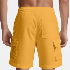 Vue arrière détaillée d'un short cargo homme en velours côtelé jaune avec poches latérales