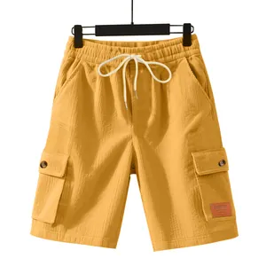 Detailansicht der schweren Cord-Cargo-Shorts für Herren in Senfgelb mit Kordelzug