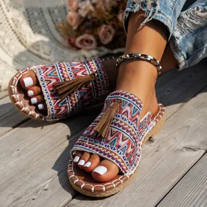 Sandalias playeras planas bohemias con coloridos patrones tejidos y borlas marrones decorativas