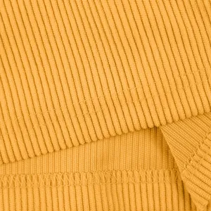 Gros plan sur le tissu côtelé jaune moutarde et les détails de couture du short décontracté