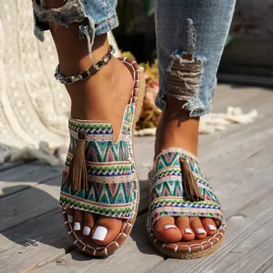 Sandalias planas bohemias con patrones étnicos y borlas para la playa de verano