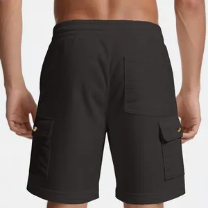 Vue arrière d'un short cargo noir pour homme avec poches latérales et taille élastique.