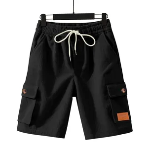 Nahaufnahme von schwarzen Cord-Cargo-Shorts mit praktischem Kordelzug und Tasche