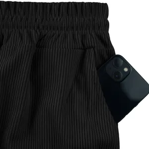 Gros plan de la poche profonde d'un short en velours côtelé noir