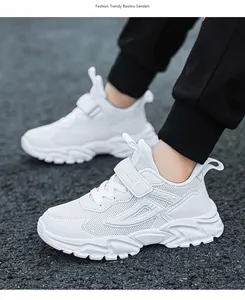 Detail van witte ademende mesh sportsneakers voor jongens met golvende loopzool