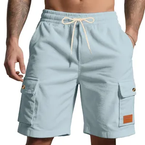 Detailansicht der hellblauen Cord-Cargo-Shorts mit Kordelzug und funktionalen Taschen
