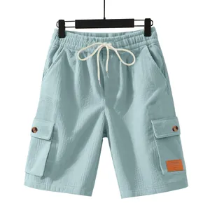 Nahaufnahme hellblaue Cord-Cargo-Shorts mit Kordelzug und praktischen Taschen