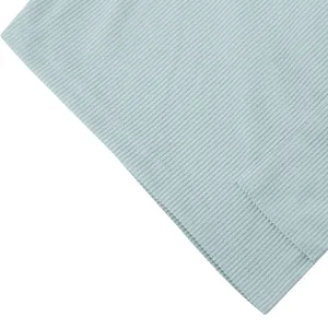 Vue détaillée de la texture du tissu côtelé bleu clair pour les shorts d'été masculins
