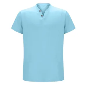 Vista frontale di una maglietta Henley da uomo celeste con due bottoni marroni.