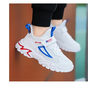 Gedetailleerd zijaanzicht van ademende witte mesh sportschoenen voor jongens met blauw