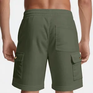 Vue arrière détaillée d'un short cargo en velours côtelé vert olive pour homme avec poches