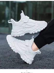 Gedetailleerd zijaanzicht van witte ademende mesh hardloopsneakers voor jongens buiten gedragen.