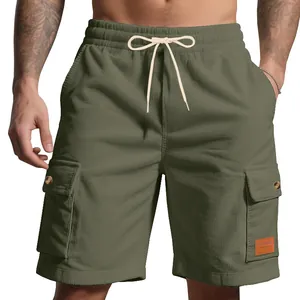 Nahaufnahme olivgrüner Cord-Cargoshorts mit Stoffstruktur und Taschendetail