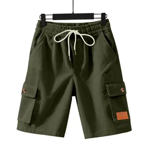 Detailansicht der dunkelgrünen Cord-Cargo-Shorts für Herren mit Taschen und Kordelzug