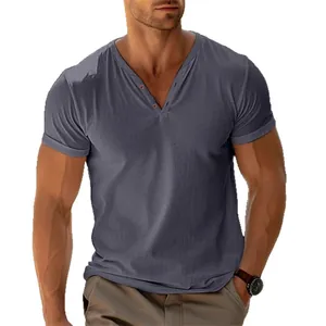 Dettaglio ravvicinato della maglietta Henley grigia traspirante con scollo a V per uomo