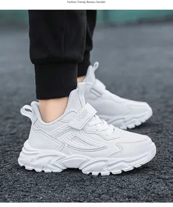 Gedetailleerd zijaanzicht van witte kindersneakers met ademend mesh en dikke zool