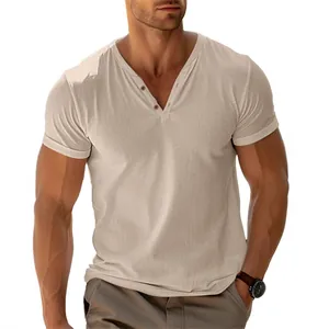 Dettaglio di un uomo muscoloso che indossa una t-shirt henley beige con scollo a V