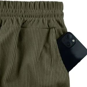 Vue détaillée en gros plan d'un short en velours côtelé vert olive avec poche latérale