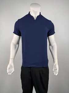 Vista frontale di una maglietta da uomo traspirante blu scuro con scollo a V su manichino