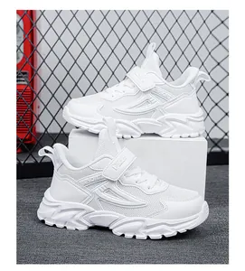 Gedetailleerd zijaanzicht van witte ademende mesh sneakers voor jongens met klittenband