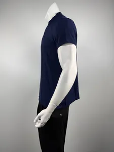 Dettaglio laterale di una t-shirt sportiva da uomo a maniche corte blu navy traspirante