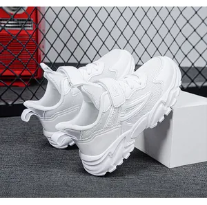 Detailweergave van witte ademende mesh hardloopschoenen voor jongens met klittenband