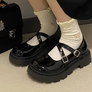 Elegant black patent leather girls' Mary Jane platform shoes with cross strap buckles