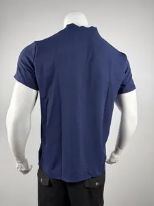 Vista posteriore dettagliata di una maglietta sportiva blu navy traspirante su un manichino