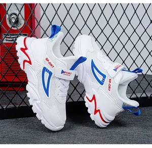 Witte jongens sportsneakers met ademend mesh en rood-blauwe accenten voor het voorjaar