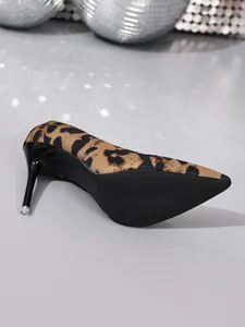 Escarpins à bout pointu imprimé léopard vue détaillée de la semelle et du talon