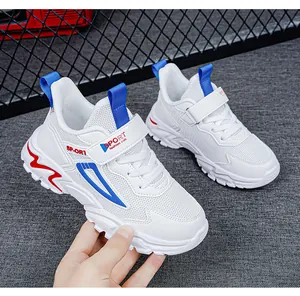 Gedetailleerd zijaanzicht van witte ademende mesh sportschoenen voor jongens, blauw