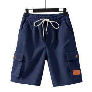 Detail einer schweren dunkelblauen Cord-Cargo-Shorts mit praktischem Kordelzugbund.