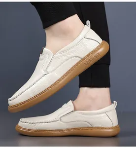 Detailansicht von Herren-Slippern aus echtem Leder mit genarbter Textur und brauner Sohle.