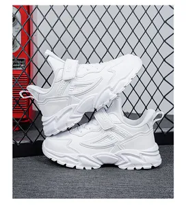 Detailweergave van twee witte ademende mesh sneakers voor jongens met klittenband