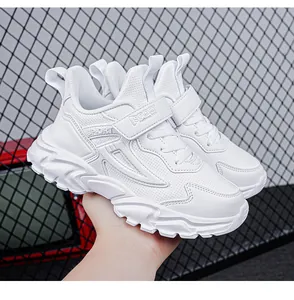 Detailopname van witte hardloopschoenen voor kinderen met ademend gaas en klittenbandsluiting.