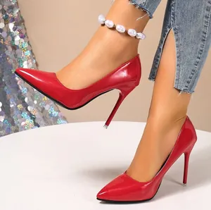 Vue détaillée des escarpins rouges sexy à talons aiguilles pour printemps été 2025