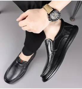 Detail von schwarzen Herren-Slippern aus genarbtem Leder mit handgenähten Akzenten