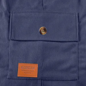 Detailaufnahme der blauen Herren-Cord-Cargoshorts mit Tasche und Sport-Aufnäher