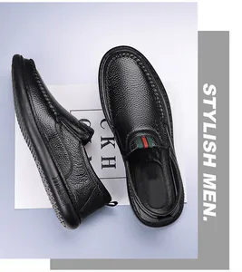 Detaillierte Ansicht der hochwertigen Lederstruktur schwarzer Herren-Slipper-Schuhe.