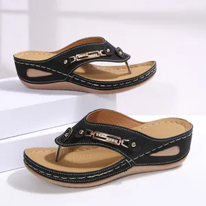 Elegantes sandalias de cuña negras para mujer con cadena de metal dorado y pedrería brillante