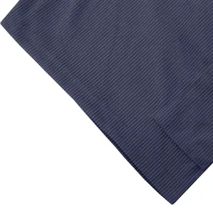 Gros plan du tissu en maille côtelée bleu marine montrant la couture de l'ourlet du short.