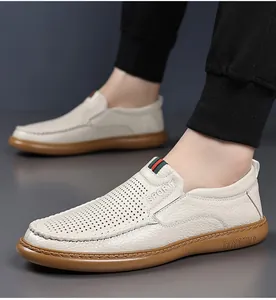 Detailansicht der atmungsaktiven cremefarbenen Leder-Slipper für Herren mit brauner Sohle