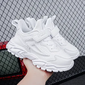Ademende witte hardloopschoenen voor jongens met dikke zolen en handige klittenbandsluiting