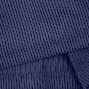Gros plan sur la texture du tissu côtelé bleu marine et les coutures du short homme.