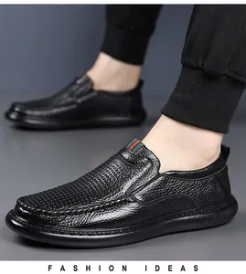 Nahaufnahme von schwarzen Herren-Loafern aus Leder mit atmungsaktivem Laser-Cut